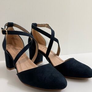 Journee Collection Navy Suede Cross-Strap Closed Toe Block Heels size 6